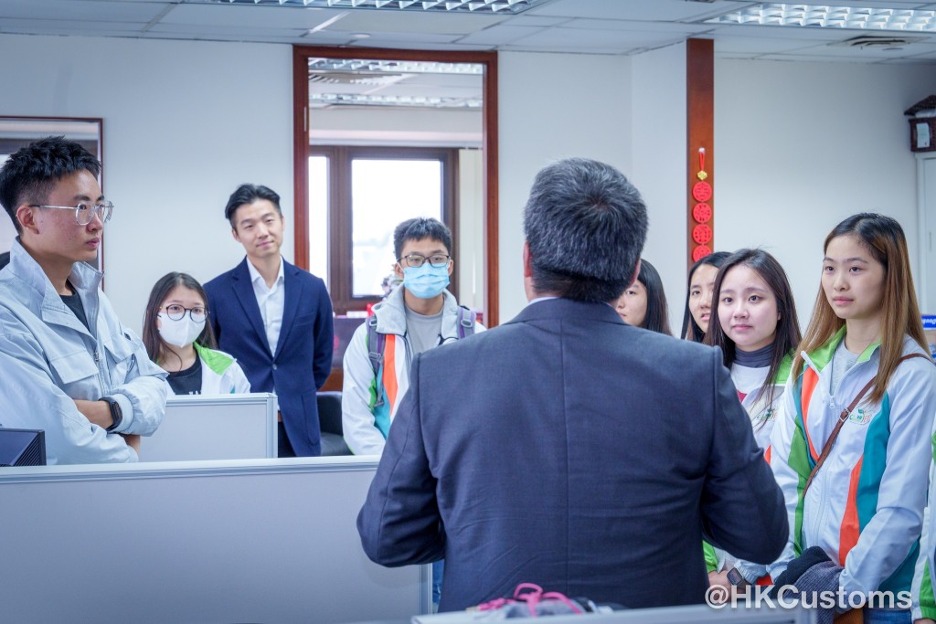 人民网（香港）总编辑李海元为同学们介绍同指导。