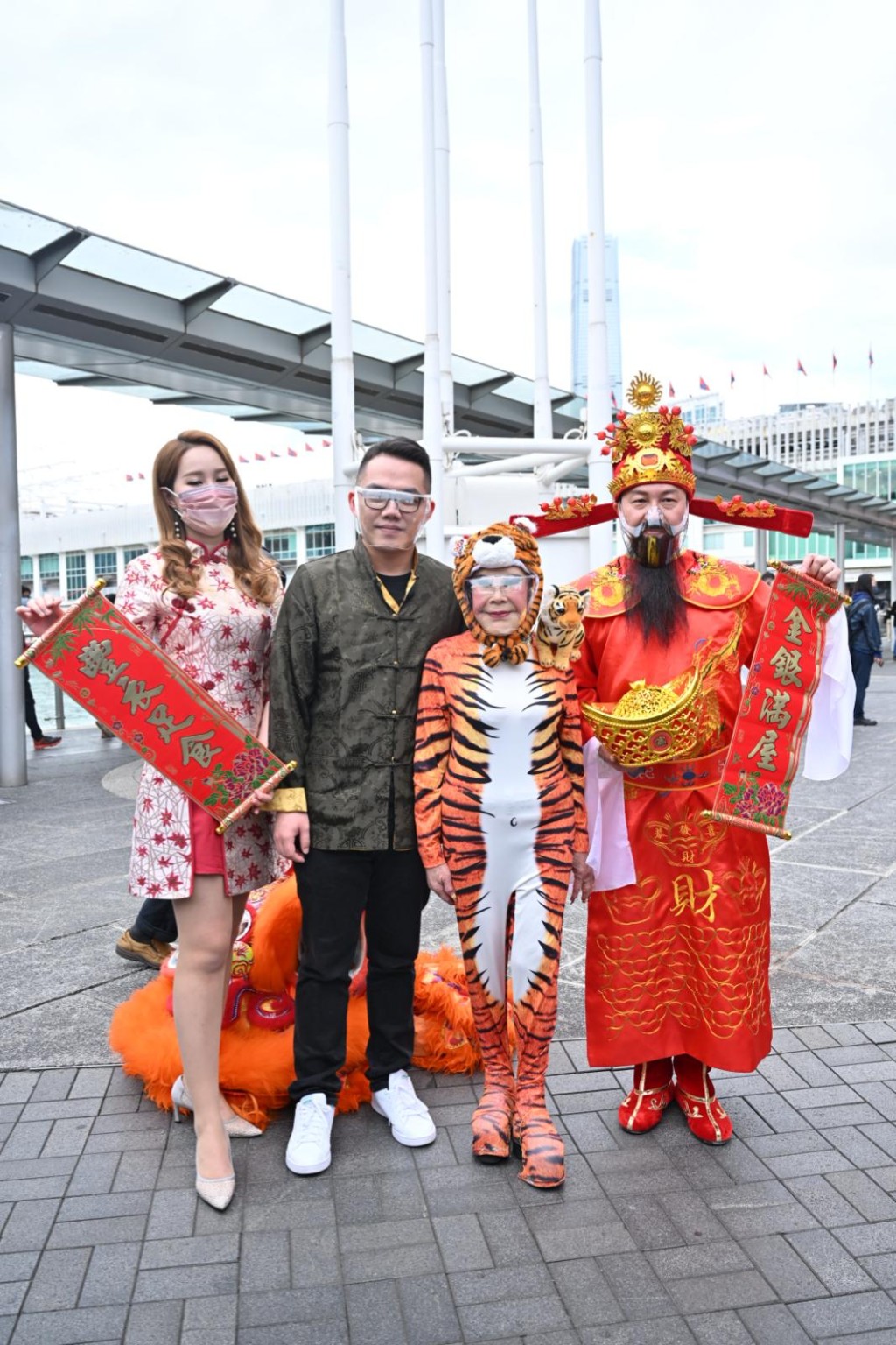 黃夏蕙（圖右二）去年迎接虎年，曾以老虎裝扮，出席快閃祈福活動。
