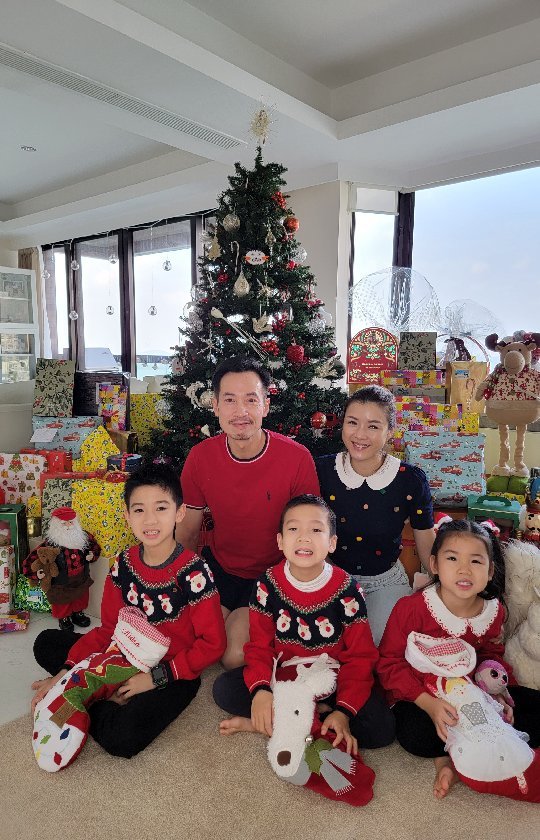 陈豪与陈茵媺一家五口是圈中的模范家庭。