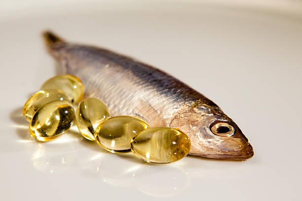 鱼油含有丰富的omega-3脂肪酸。istock