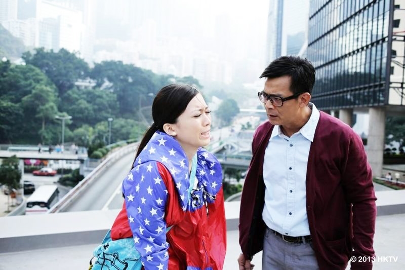 黃日華（右）與愛女黃芷晴在港視劇《開腦儆探》有對手戲。