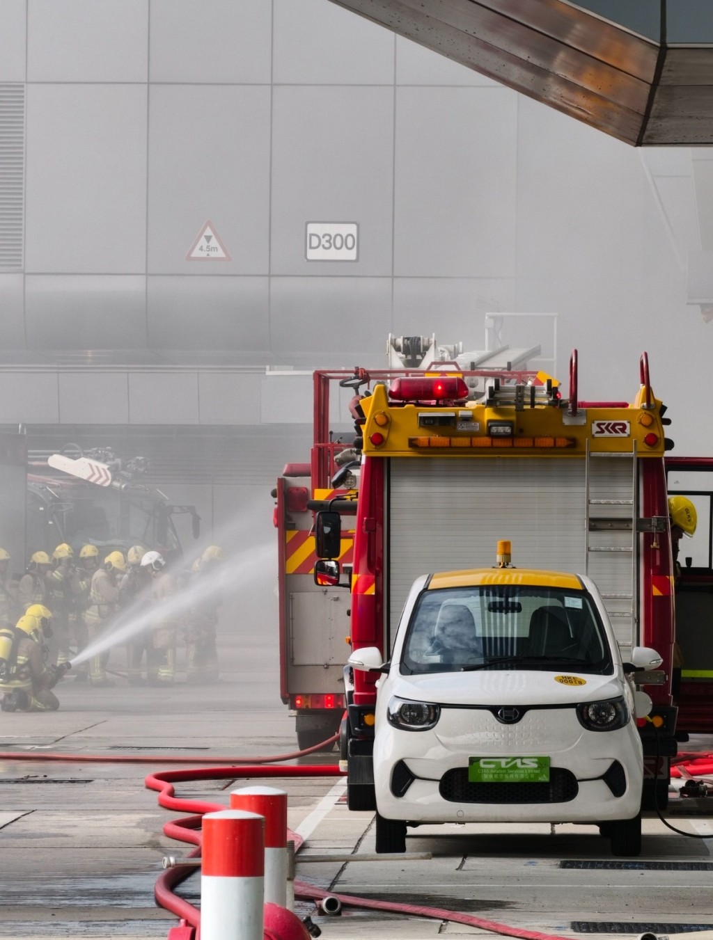 消防射水灌救。網上圖片