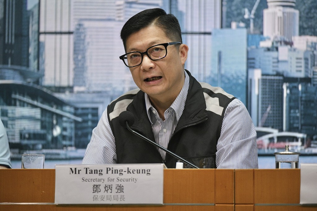 保安局局长邓炳强表示，警方及消防分别接获132宗、443宗求助个案。陈浩元摄