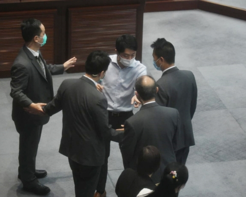 許智峯被指從票箱抽出選票。
