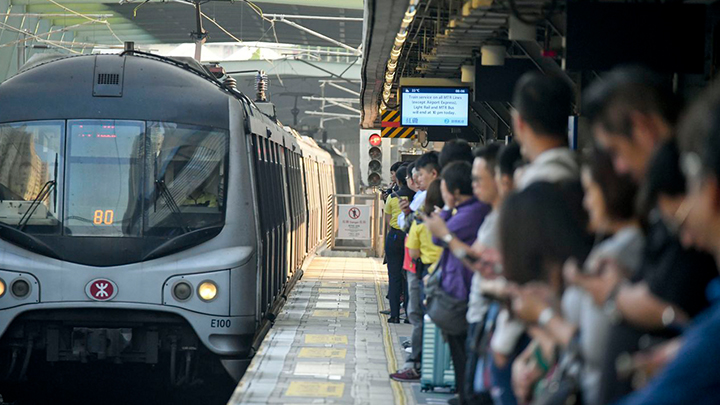 港鐵指至今錄得逾900宗涉及車務及維修的員工和承辦商人員確診個案。資料圖片