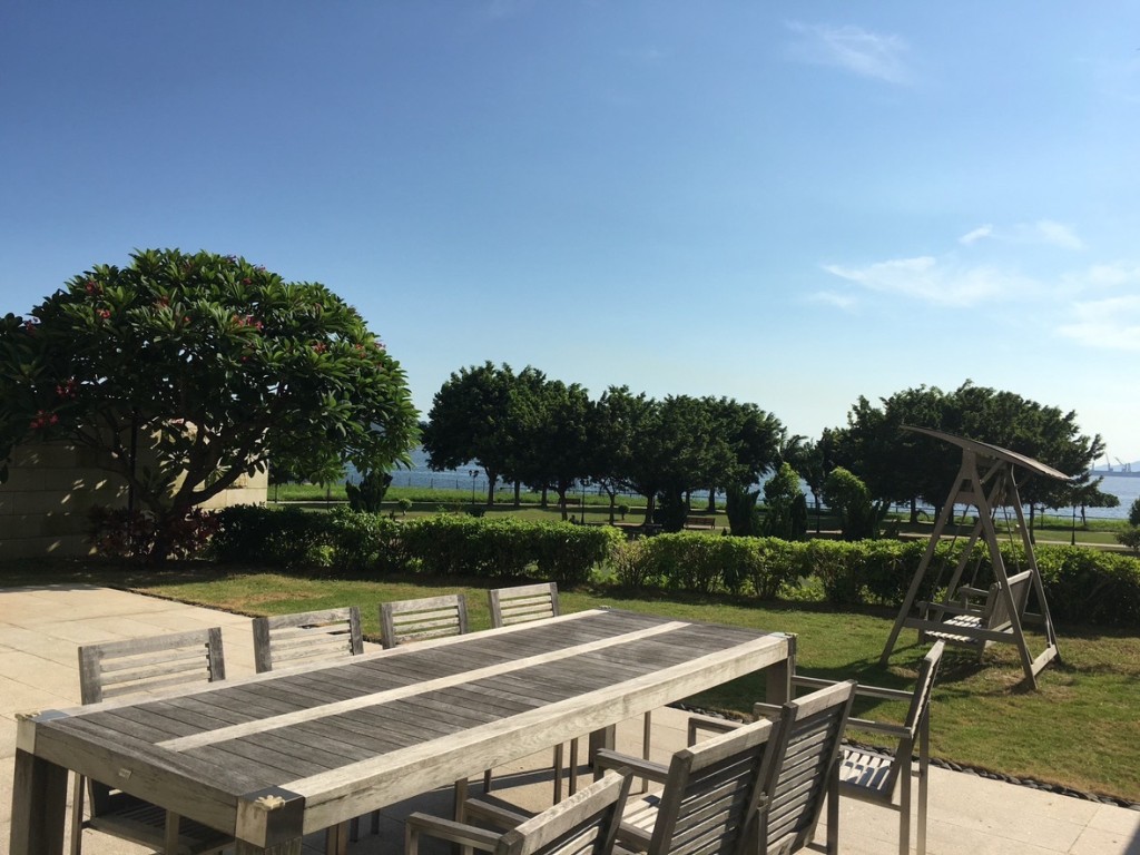 洋房建逾3100方呎花园，园内可种10棵大树，同时可享辽阔海景。