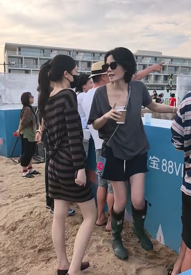 王菲與20歲細女李嫣低調現身《阿那亞.蝦米音樂節》,力撐大女竇靖童演出。 王菲與20歲細女李嫣低調現身《阿那亞.蝦米音樂節》,力撐大女竇靖童演出。