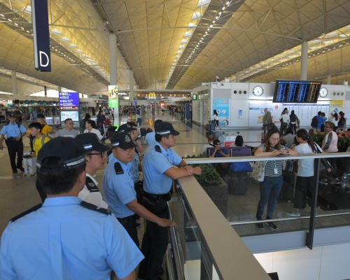 下午5時半左右，機場仍有大批軍裝警員在場，現場大致平靜。