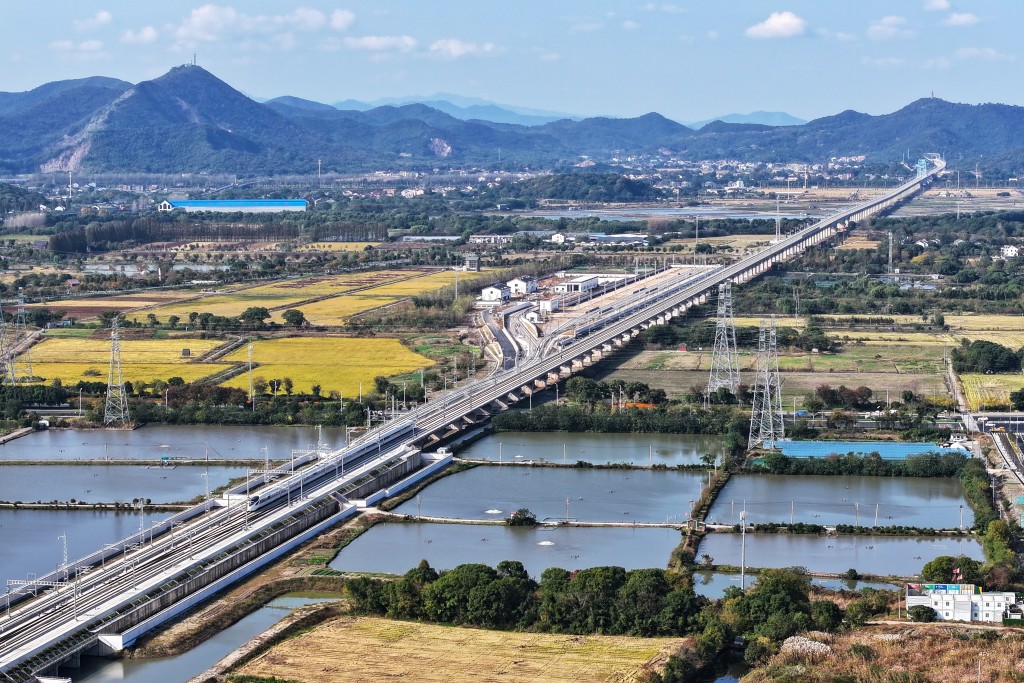 滬蘇湖高速鐵路試運圖片。 新華社