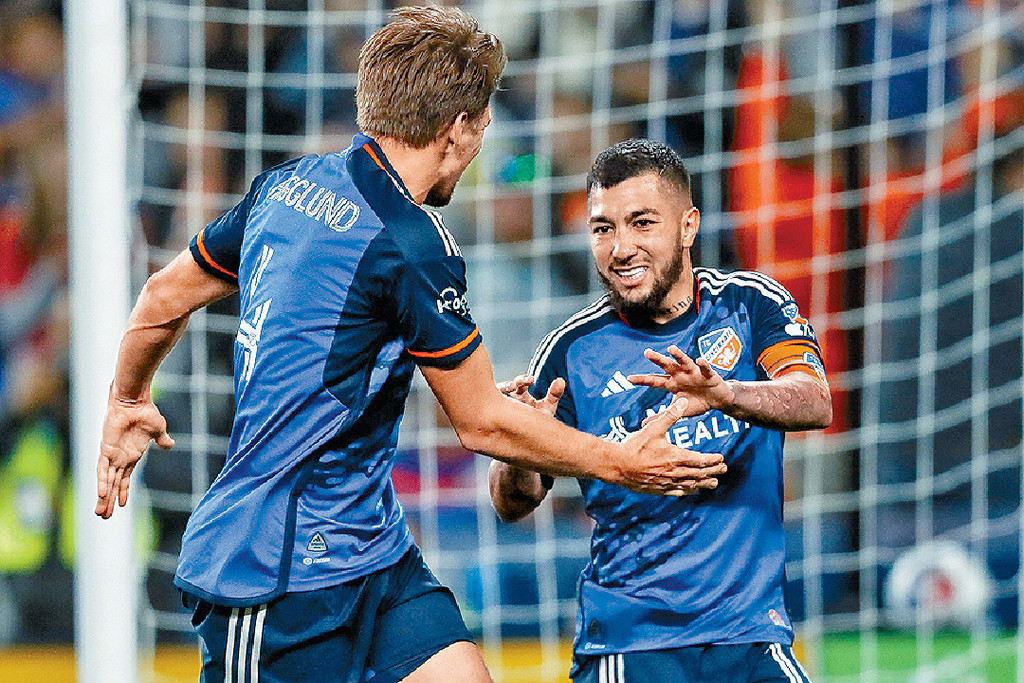 ■盧斯安奴阿高斯達（右）於美職入球停不了。