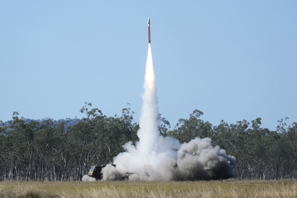 日本自衛隊在演習中發射地對空導彈。美聯社