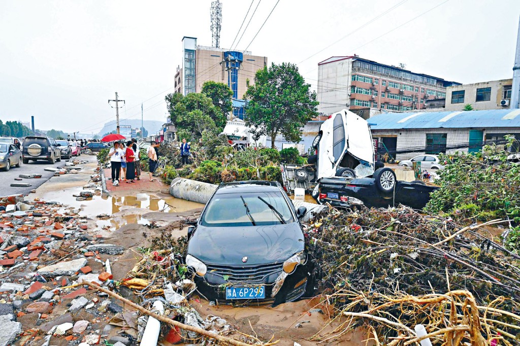 河南鞏義市災情嚴重，街道如同廢墟。