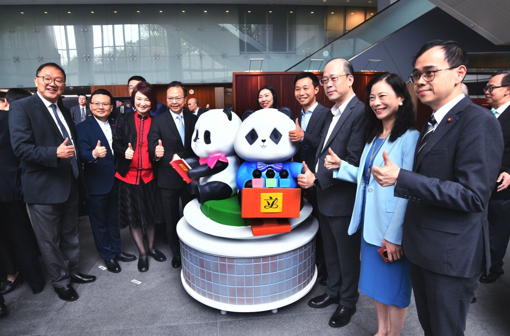 議員們大讚大熊貓雕像。盧江球攝 議員們大讚大熊貓雕像。盧江球攝