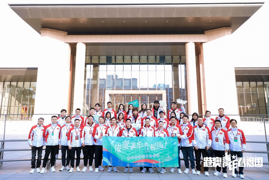由青年發展委員會、菁英會、青年聯會等，本港多個青年團體，連同過百名青年組成「港澳青年看祖國」代表交流團，昨日（19日）啟程前往北京，至周四（23日）回港。吳傑莊fb