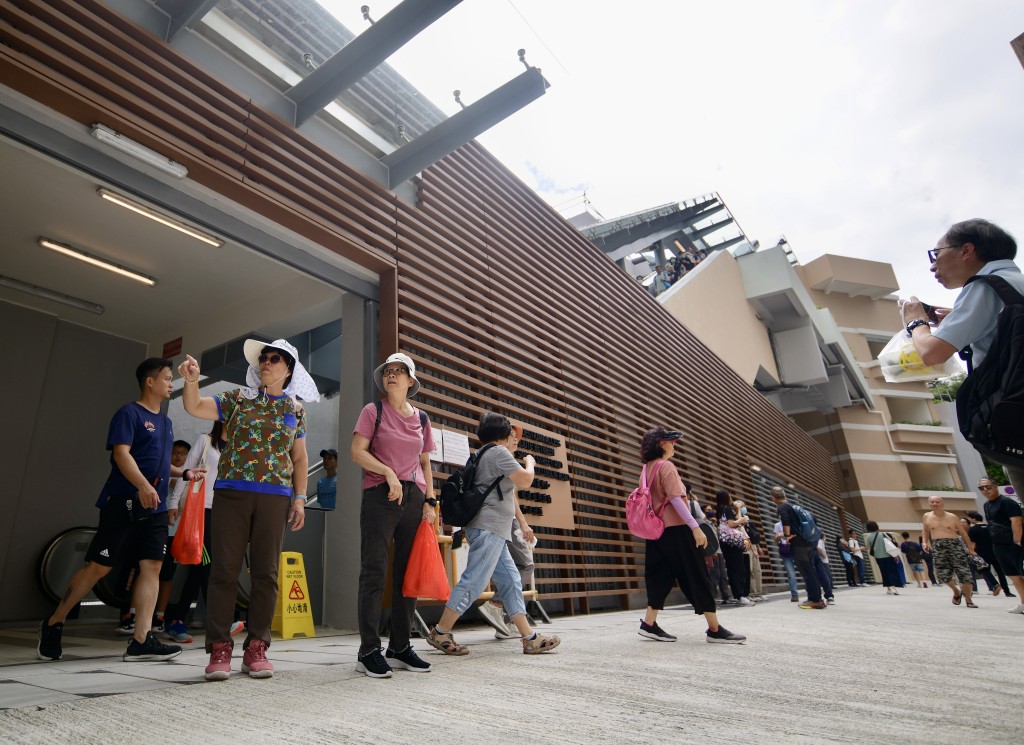 有市民表示，以往步行上山要花半小时，电梯令上山时间大幅缩短，省时省力。欧乐年摄