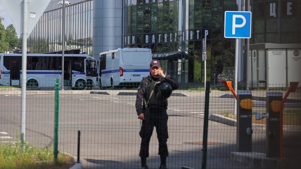 俄罗斯执法部队接管瓦格纳集团位于圣彼德堡的总部大楼。 路透社