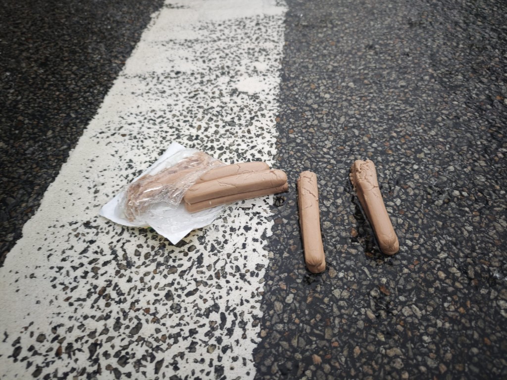 凍肉腸跌在路面。 凍肉腸跌在路面。