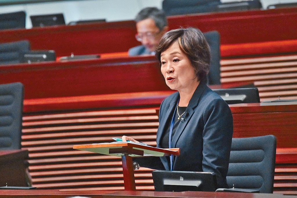 蔡若蓮表示，教育局正與教育科技企業、專業團體、大專教育界和教育城協作，探討如何開發安全可靠、適合香港環境的大語言模型。