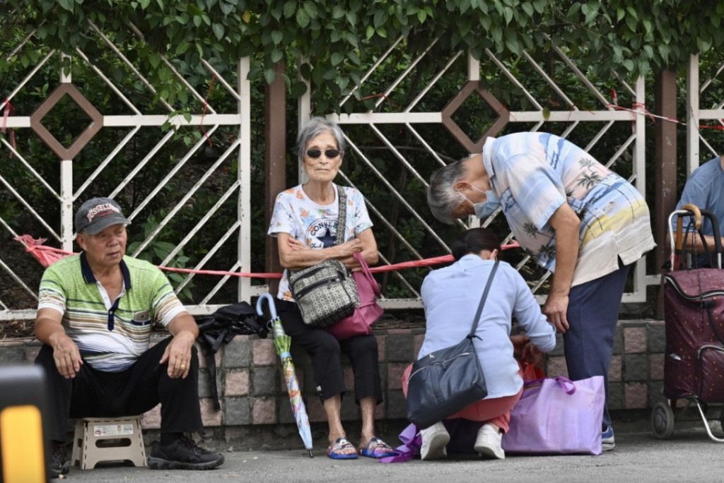 近年有不少長者拿著退休金回內地退休,連帶香港物業都已售出,在香港沒有長期居所。資料圖片 近年有不少長者拿著退休金回內地退休,連帶香港物業都已售出,在香港沒有長期居所。資料圖片