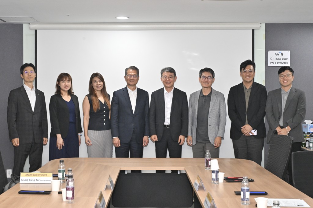 陳茂波(左四)與韓國風險投資協會代表會面。政府新聞處圖片 陳茂波(左四)與韓國風險投資協會代表會面。政府新聞處圖片