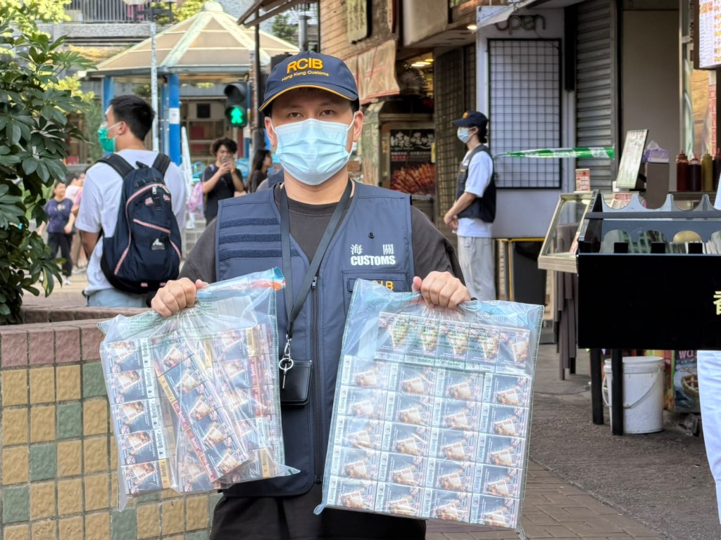海關檢獲約12萬支懷疑未完稅私煙，市值約54萬元，應課稅值約40萬元。