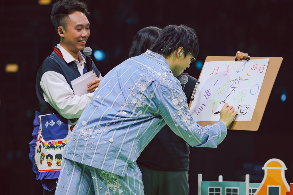 我Fans“名作”上签名。 我Fans“名作”上签名。