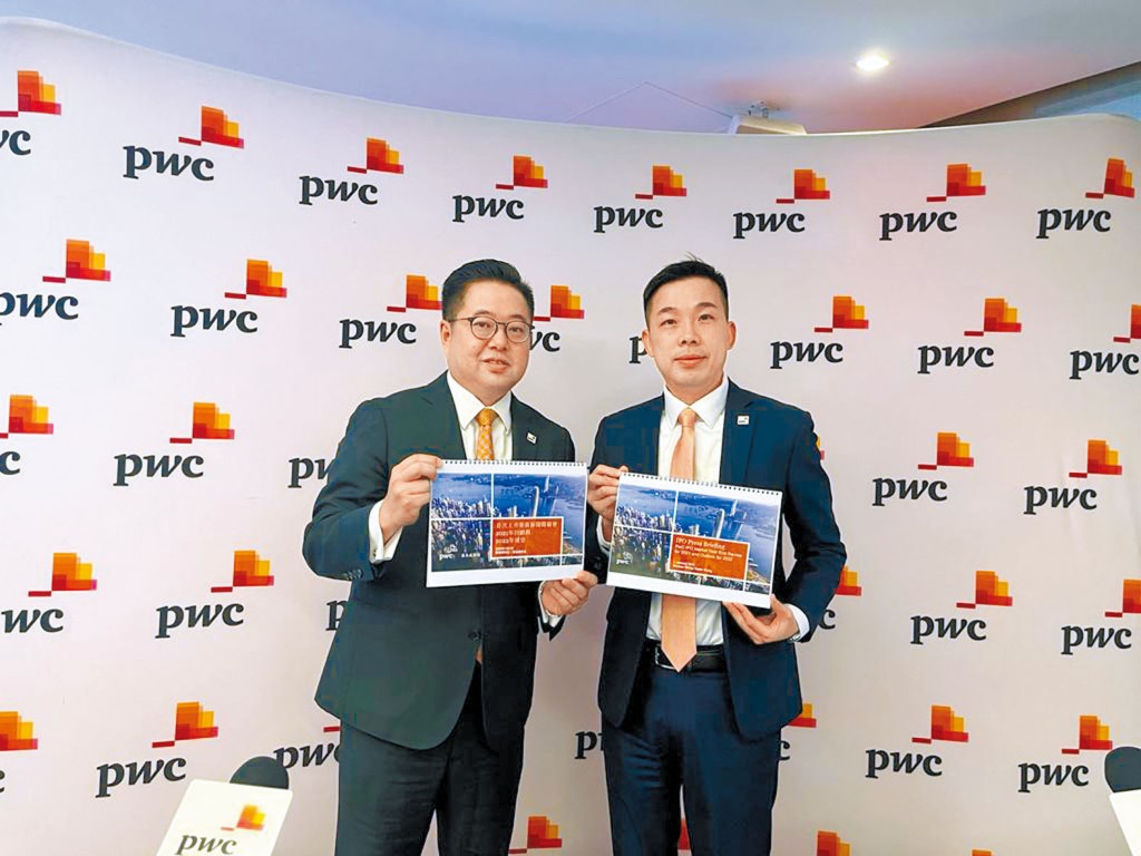 黃煒邦(左)預計,今年有10至15家企業透過SPAC來港上市,旁為黃金錢。