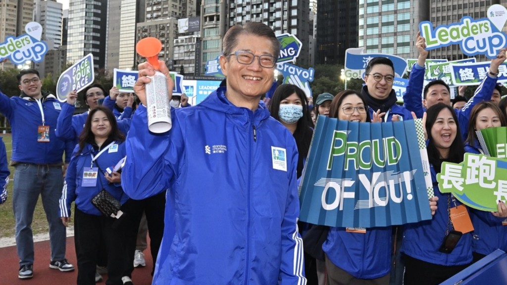 陳茂波今早主持渣打香港馬拉松開跑禮。陳茂波網誌