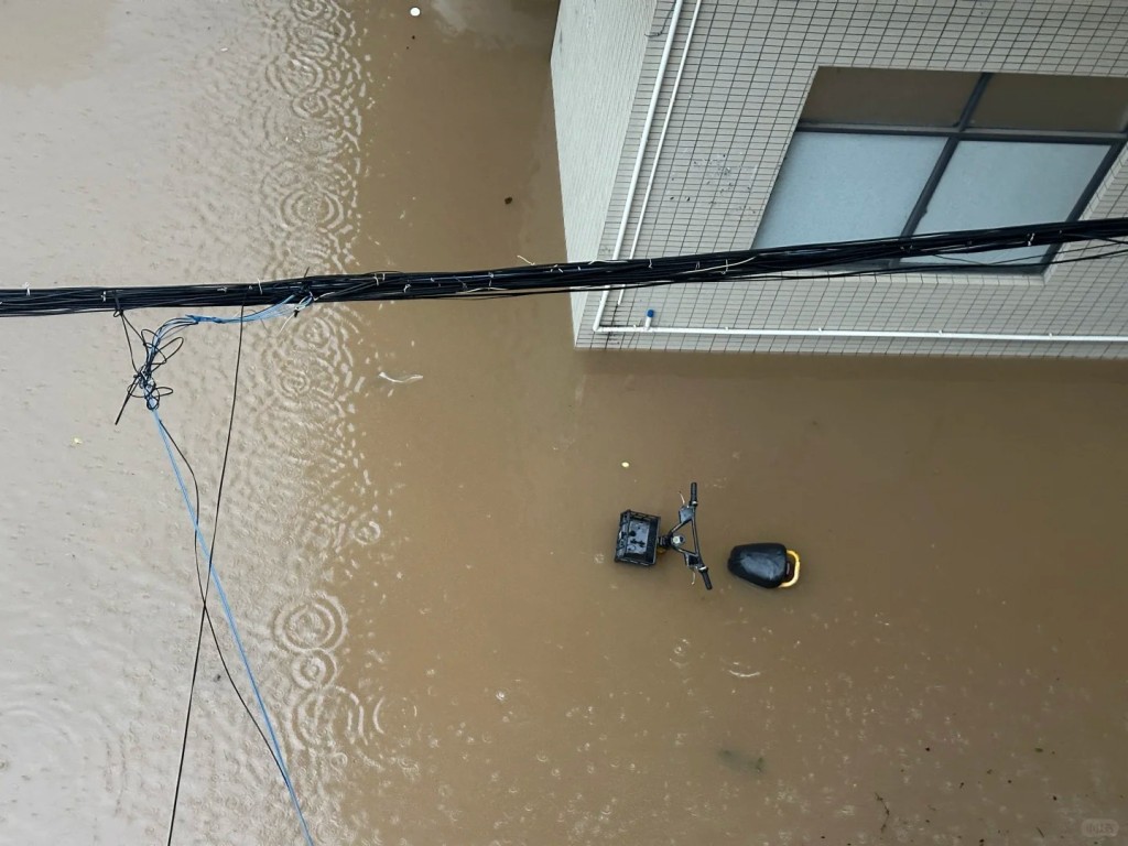 东莞暴雨引发严重水浸。小红书@又酸又甜的小米辣