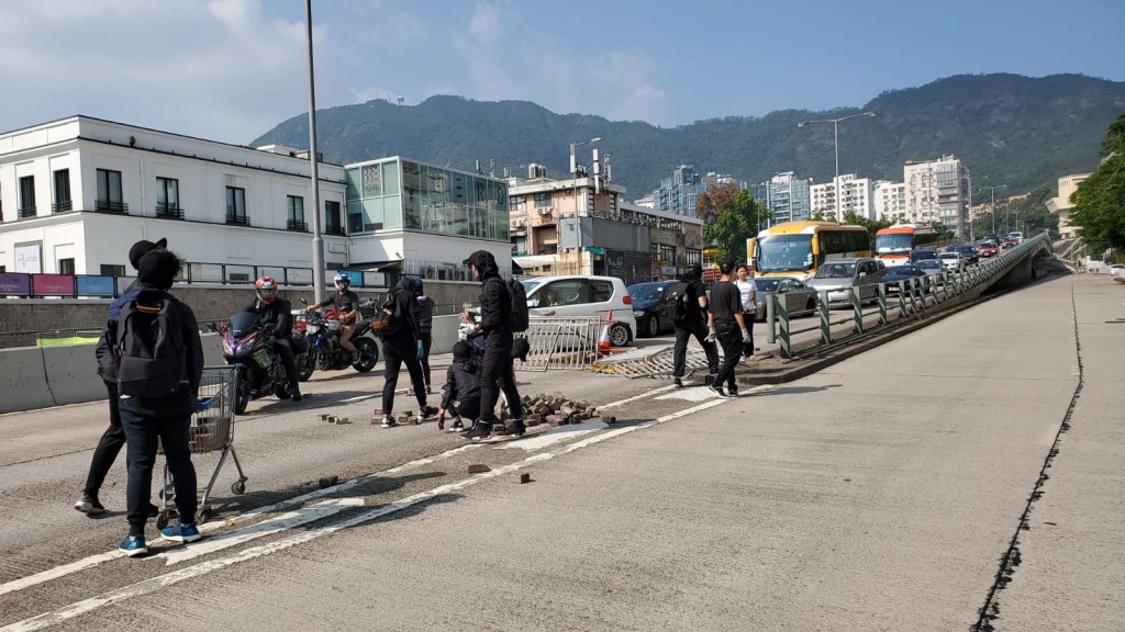 黑衣人堵路。