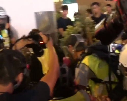 1名男記者受傷。港台截圖