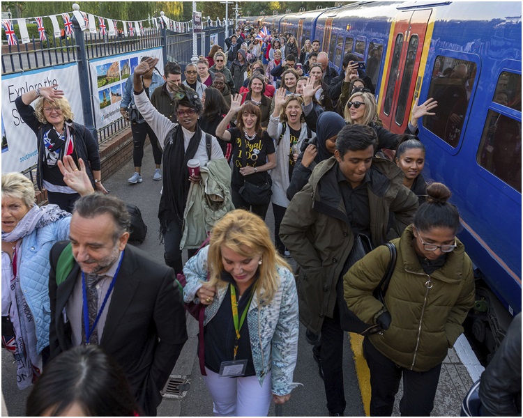 賓客陸續抵達婚禮場地。AP