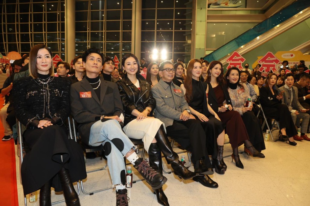 齊齊睇《新聞女王2》大結局。 齊齊睇《新聞女王2》大結局。