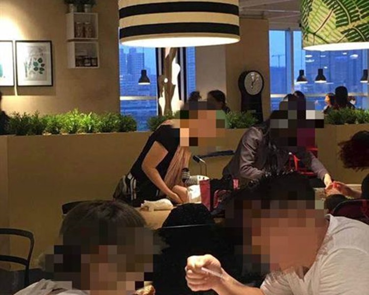媽媽直接在餐桌上當場換尿布。圖:爆怨公社fb