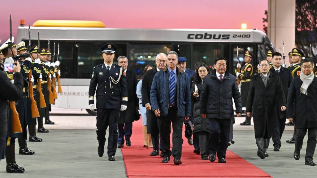 烏拉圭東岸共和國總統奧爾西(中)昨天抵達北京訪問。新華社