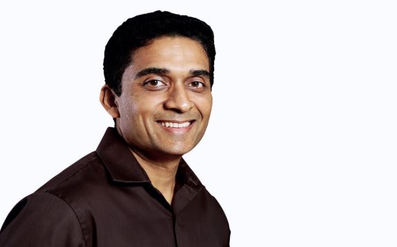 PayPal 全渠道及客戶成功領域副總裁 Guru Bhat說,透過AI及ML提升實時偵測詐騙的準確度。網上圖片 PayPal 全渠道及客戶成功領域副總裁 Guru Bhat說,透過AI及ML提升實時偵測詐騙的準確度。網上圖片