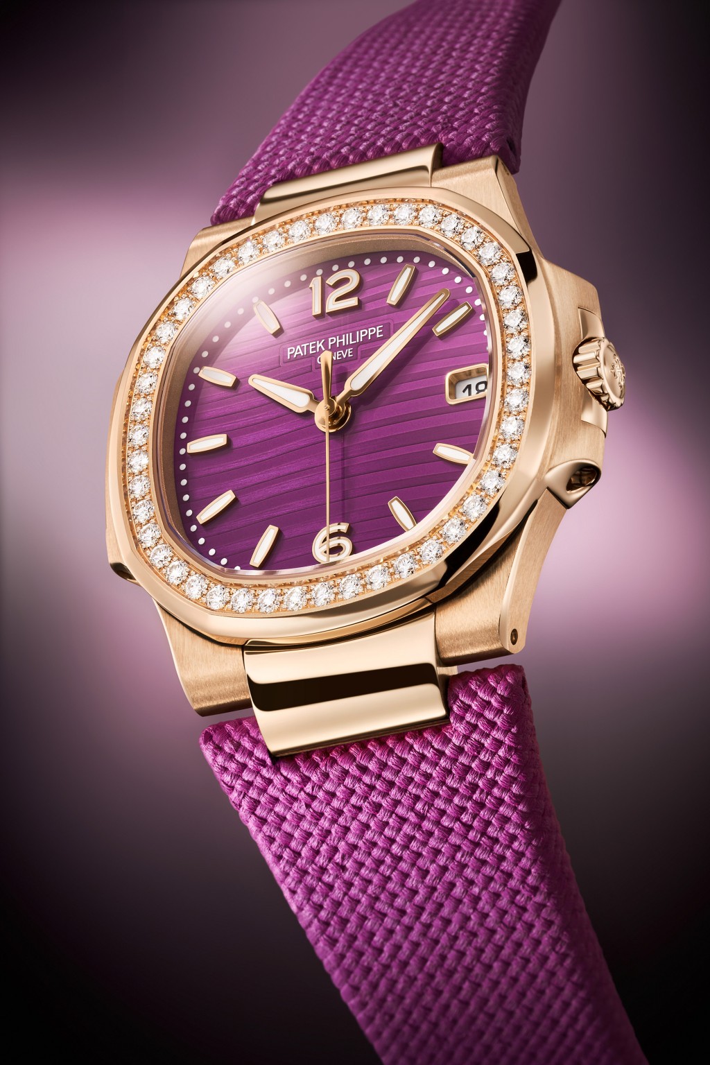 Patek Phillippe配襯紫色複合材質錶帶的Ref. 7010R-013。