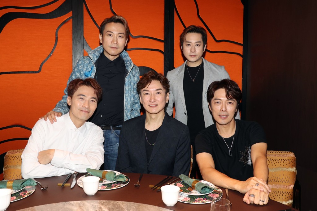 黄剑文(前左起)、胡渭康、郑梓浩、颜米羔(后左起)、涂家尧有得唱兼有得行善。