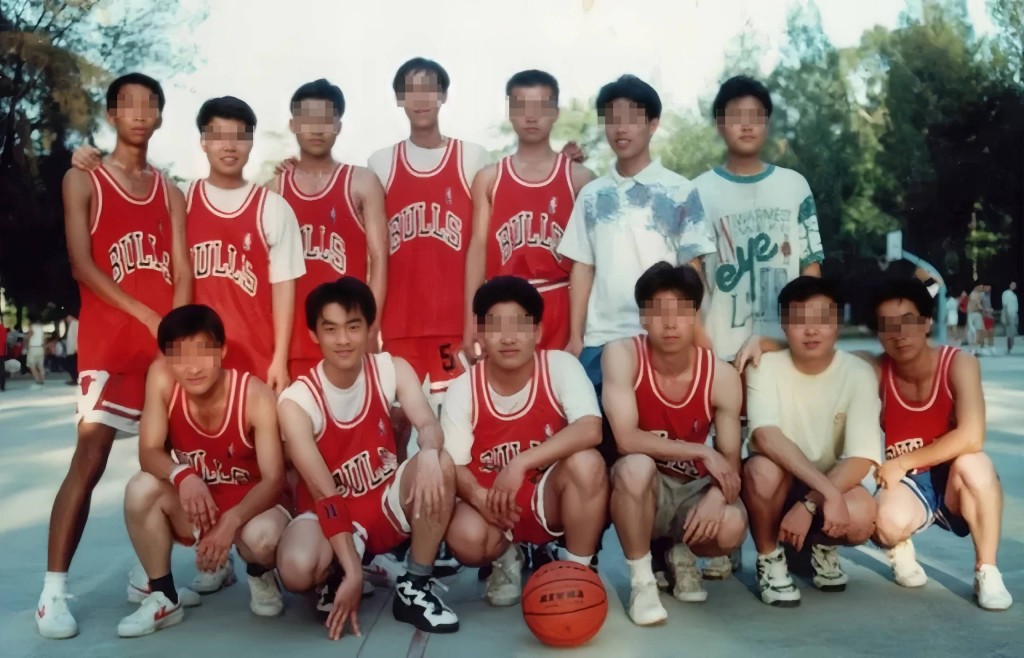 林峯（前排左二）中学照片早前流出，被指撞样刘恺威。