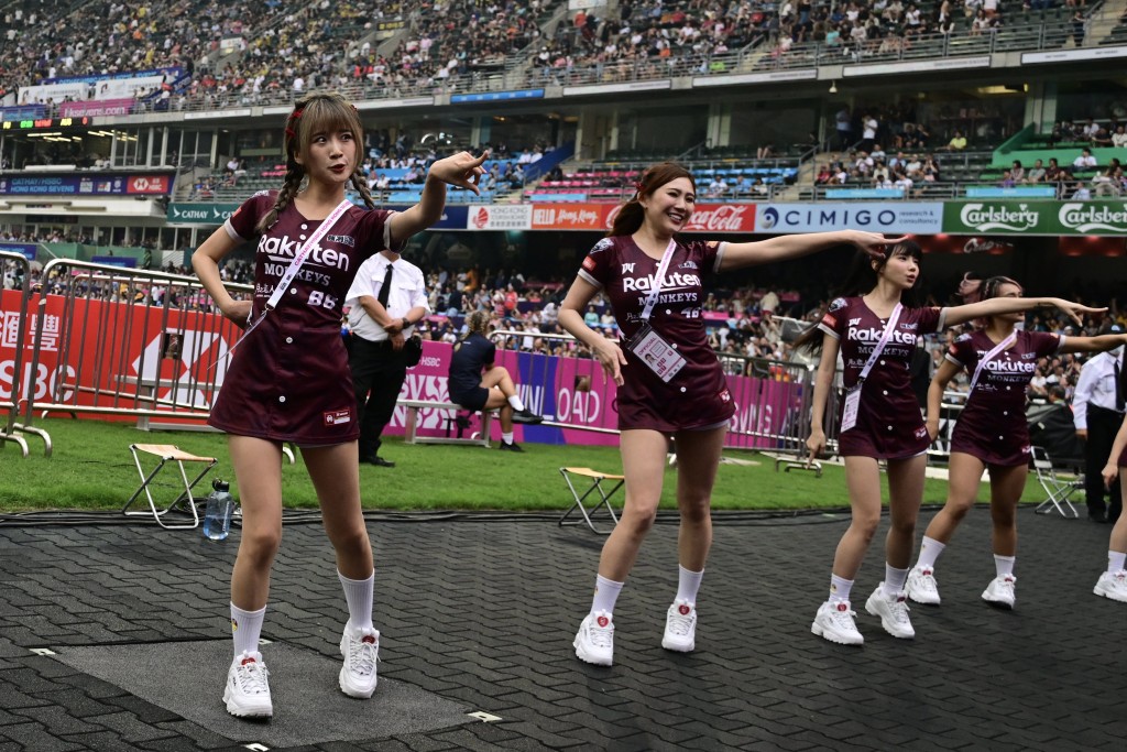  香港國際七人欖球賽周五開鑼，樂天女孩表演，現場氣氛熾熱。 陳極彰攝