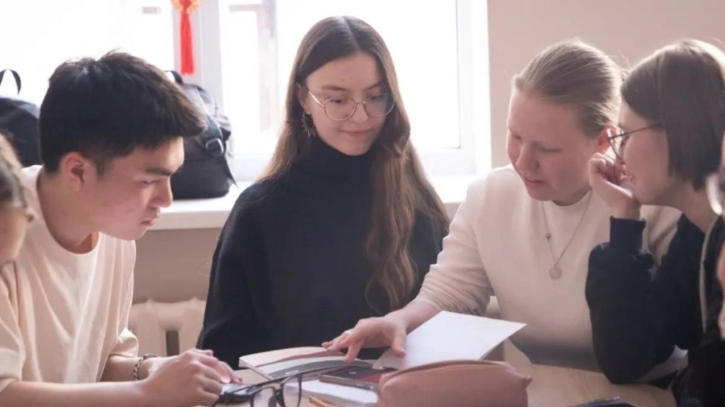 在俄羅斯長期居留的男性，須同意在俄軍事單位等至少服役一年。