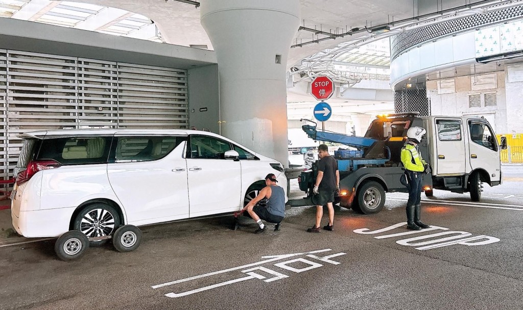 警油尖違泊黑點執法，發942張告票及拖走9車。警方圖片