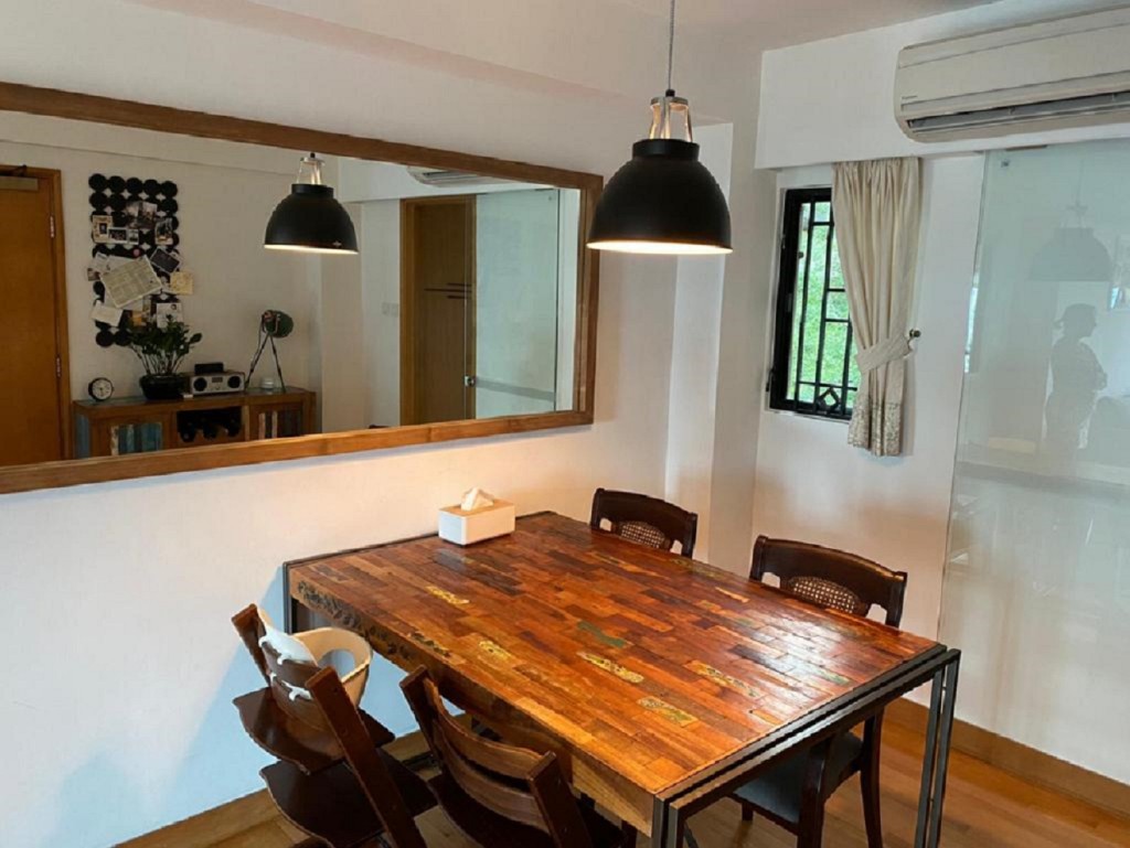 屋內家具經精心挑選,飯廳放有木藝餐桌