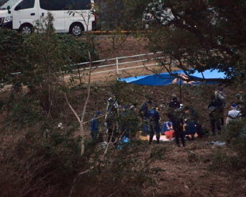 日本愛知縣一處河邊發現的行李箱藏屍案,調查人員在行李箱內發現中國籍女性的身份證。(網圖)