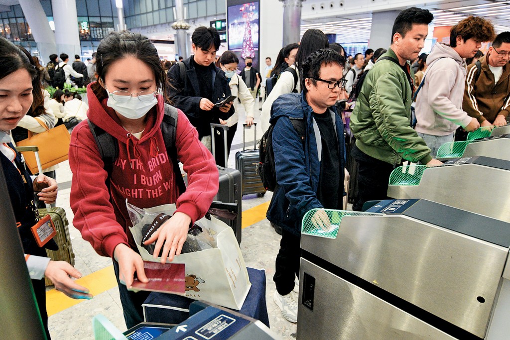 聖誕節又到了,不少市民已準備好到外地歡度佳節,高鐵站昨出現離境人潮。