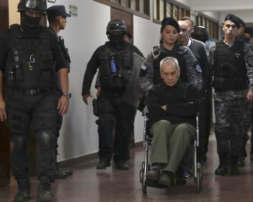 坐在輪椅上的83歲科拉迪神父。AP