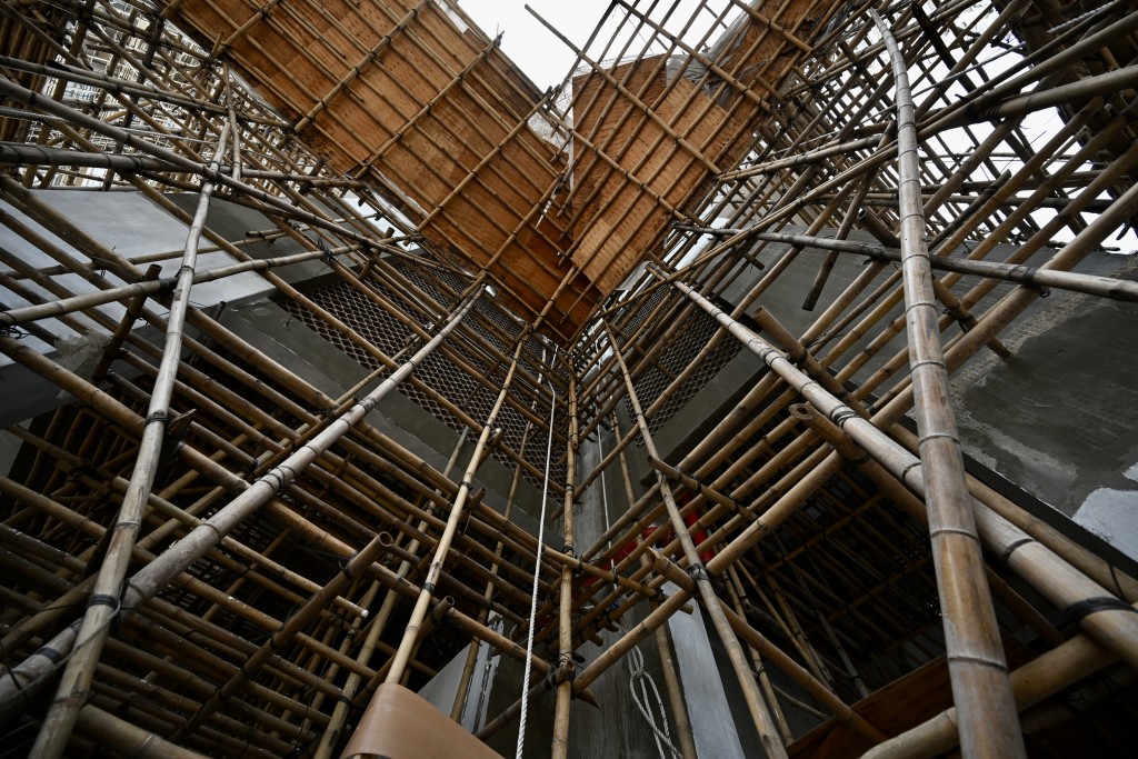 莊豪鋒提出有關「改善大廈維修工程管理」的無約束力議員議案。 莊豪鋒提出有關「改善大廈維修工程管理」的無約束力議員議案。