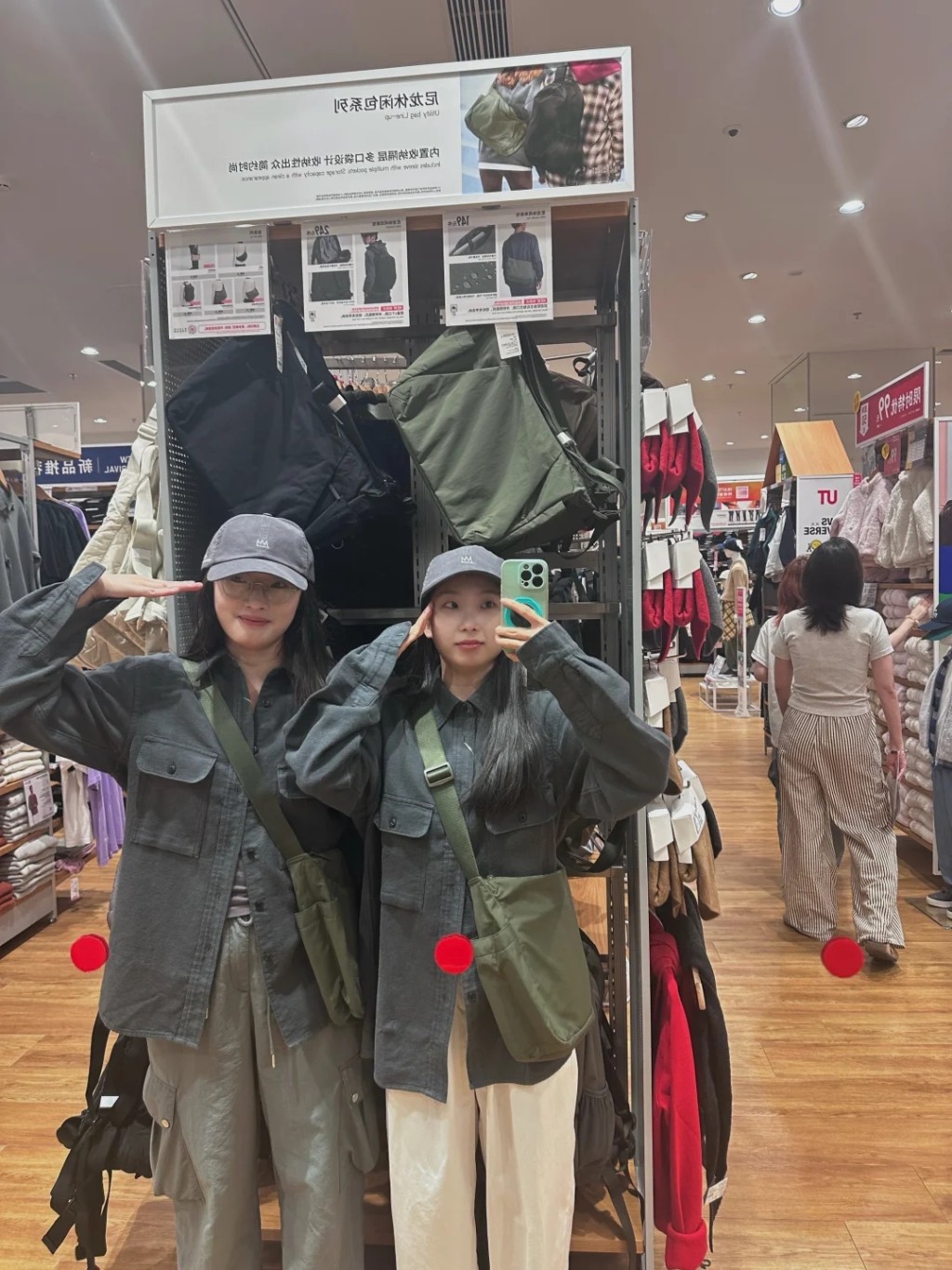 UNIQLO工装衫配斜孭袋秒变“红军装”,北京青年涌店打卡。 小红书 UNIQLO工装衫配斜孭袋秒变“红军装”,北京青年涌店打卡。 小红书