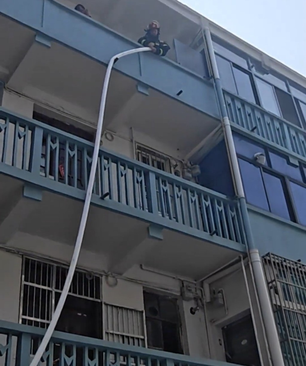 消防到场拉喉灌救。抖音@常州消防