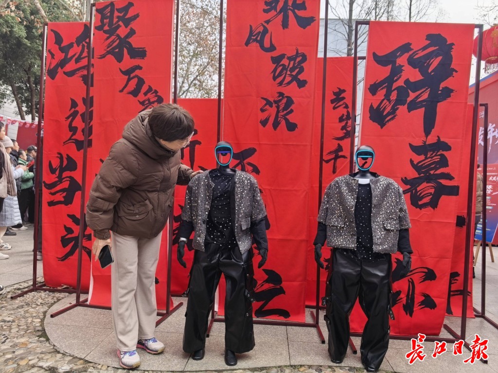 內地許多地方的不同活動也找機械人表演助興。長江日報